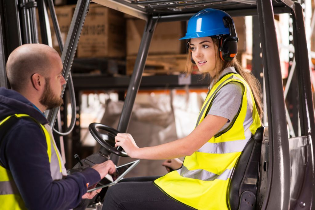 kobieta-w-wozku-widlowym Pracownica wózka widłowego