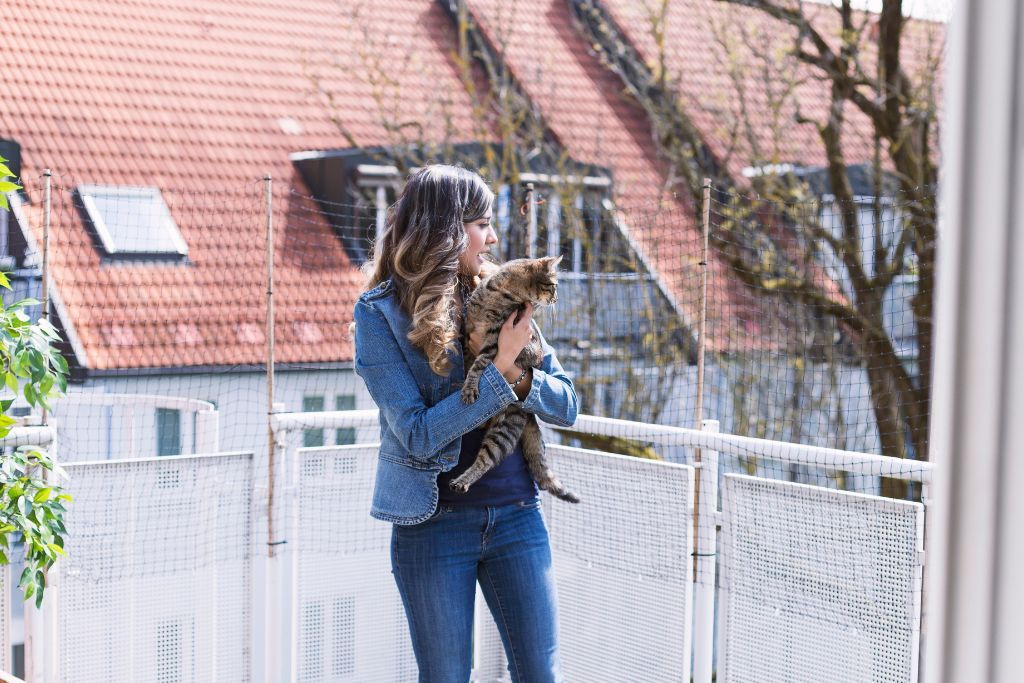 Kobieta trzymająca kota