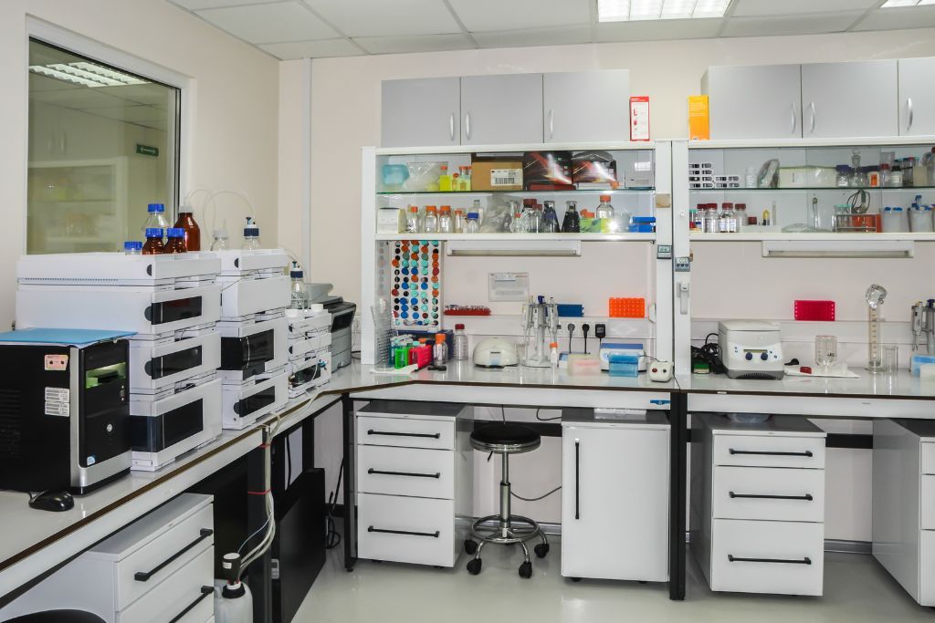 Wyposażone laboratorium